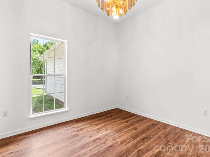 739 Oakbluff Circle, Charlotte, NC 28216.  MLS# CAR4416237, YatesRealty ID 49388. Dining room