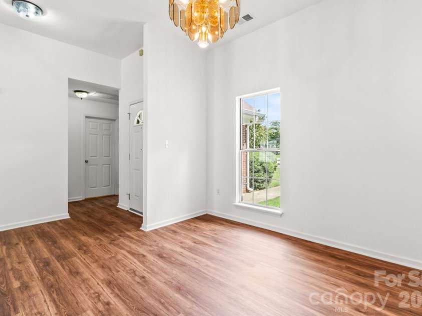 739 Oakbluff Circle, Charlotte, NC 28216.  MLS# CAR4416237, YatesRealty ID 49388. Dining room