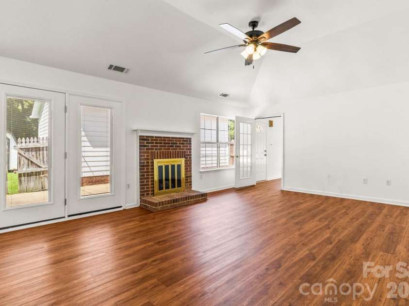739 Oakbluff Circle, Charlotte, NC 28216.  MLS# CAR4416237, YatesRealty ID 49388. Great room