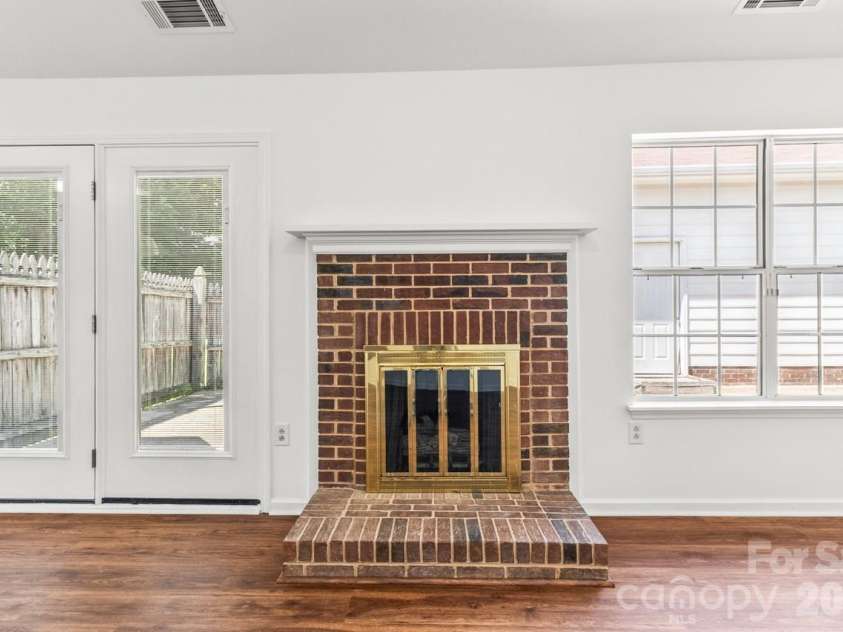 739 Oakbluff Circle, Charlotte, NC 28216.  MLS# CAR4416237, YatesRealty ID 49388. Great room