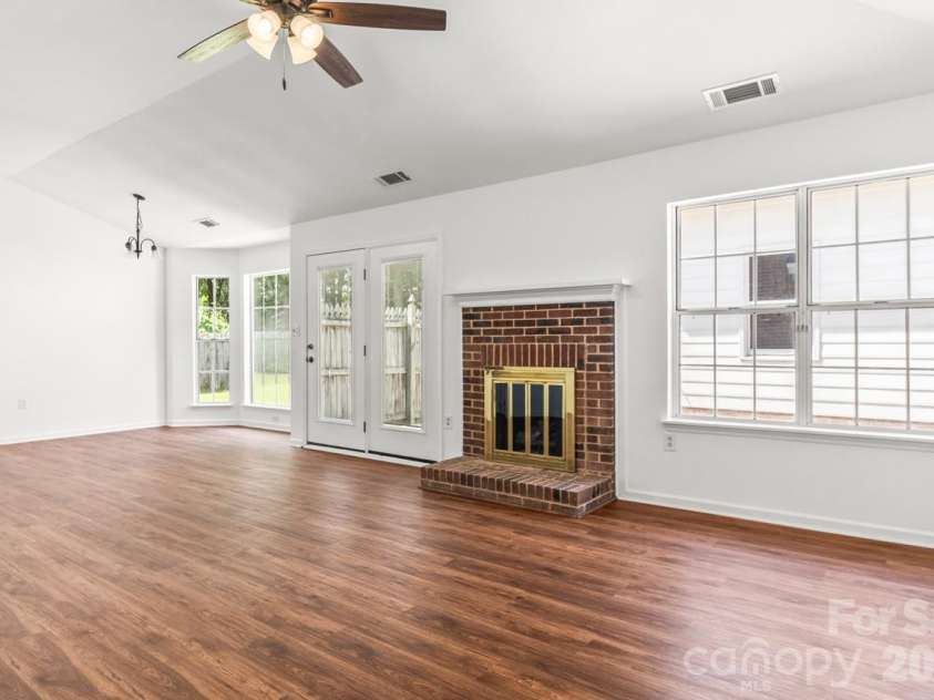 739 Oakbluff Circle, Charlotte, NC 28216.  MLS# CAR4416237, YatesRealty ID 49388. Great room