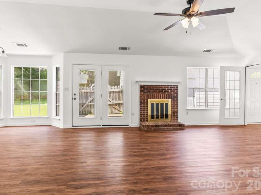 739 Oakbluff Circle, Charlotte, NC 28216.  MLS# CAR4416237, YatesRealty ID 49388. Great room