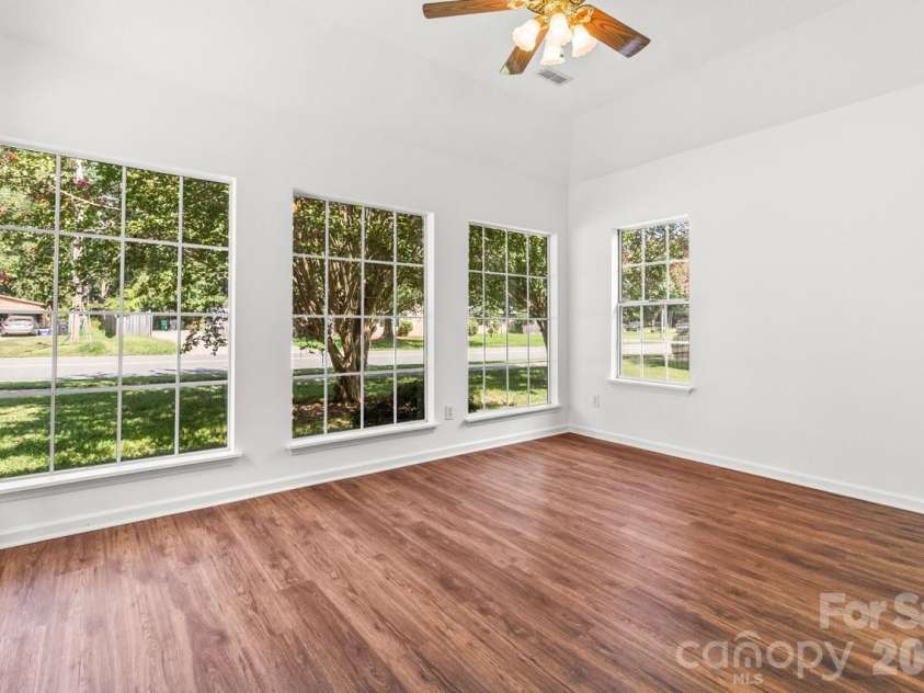739 Oakbluff Circle, Charlotte, NC 28216.  MLS# CAR4416237, YatesRealty ID 49388. Huge Sunroom