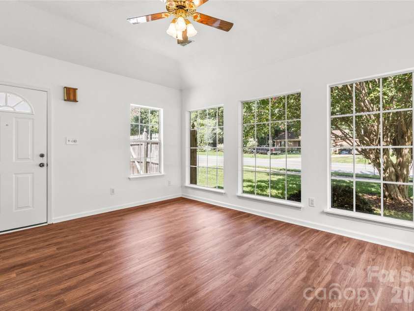 739 Oakbluff Circle, Charlotte, NC 28216.  MLS# CAR4416237, YatesRealty ID 49388. Huge Sunroom