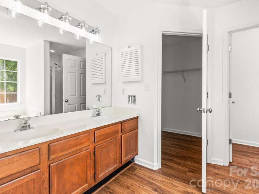 739 Oakbluff Circle, Charlotte, NC 28216.  MLS# CAR4416237, YatesRealty ID 49388. Primary Bathroom