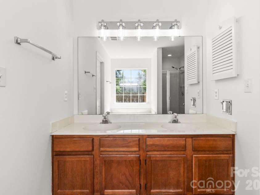 739 Oakbluff Circle, Charlotte, NC 28216.  MLS# CAR4416237, YatesRealty ID 49388. Primary bathroom