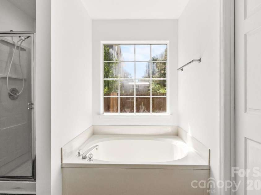 739 Oakbluff Circle, Charlotte, NC 28216.  MLS# CAR4416237, YatesRealty ID 49388. Primary Bathroom