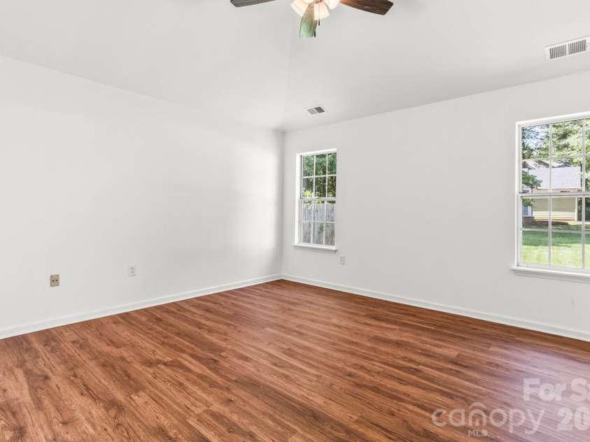 739 Oakbluff Circle, Charlotte, NC 28216.  MLS# CAR4416237, YatesRealty ID 49388. Primary bedroom