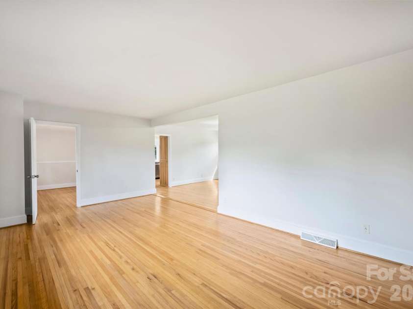 9436 Glen Brook Drive, Charlotte, NC 28215.  MLS# CAR4422159, YatesRealty ID 49389. 