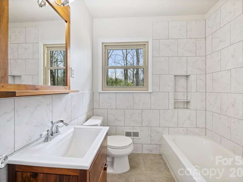 9436 Glen Brook Drive, Charlotte, NC 28215.  MLS# CAR4422159, YatesRealty ID 49389. 