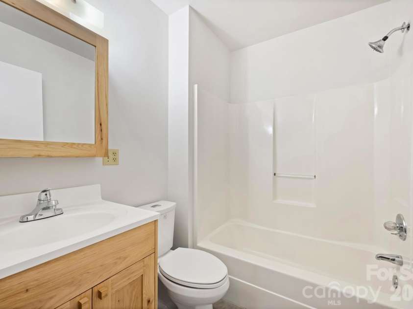 9436 Glen Brook Drive, Charlotte, NC 28215.  MLS# CAR4422159, YatesRealty ID 49389. 