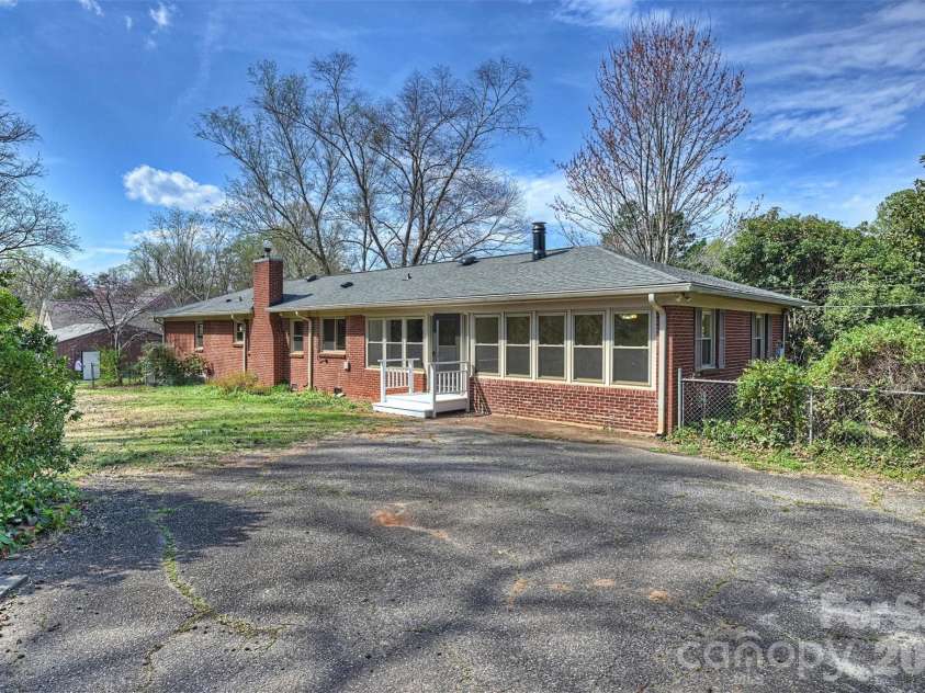 9436 Glen Brook Drive, Charlotte, NC 28215.  MLS# CAR4422159, YatesRealty ID 49389. 
