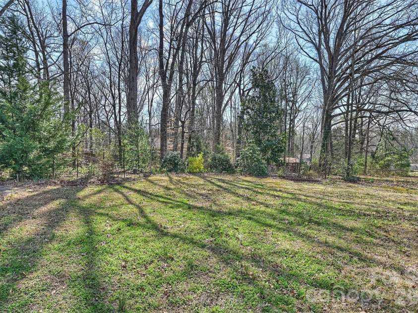 9436 Glen Brook Drive, Charlotte, NC 28215.  MLS# CAR4422159, YatesRealty ID 49389. 