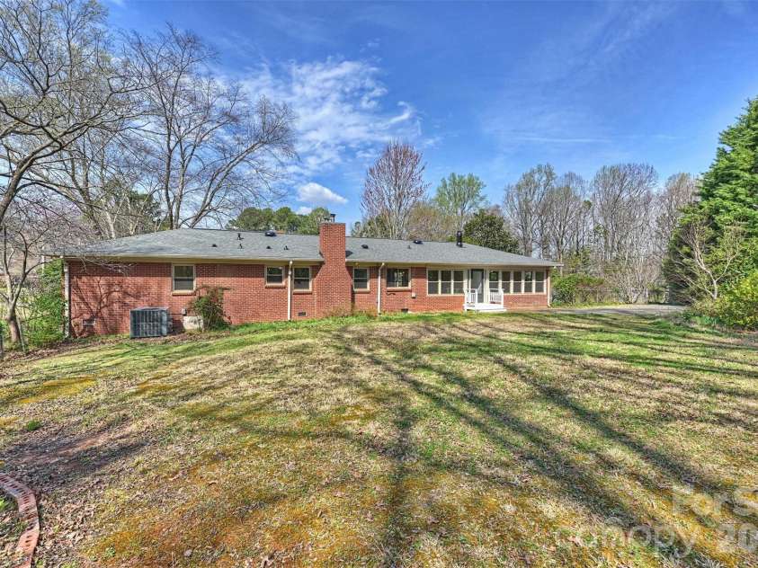 9436 Glen Brook Drive, Charlotte, NC 28215.  MLS# CAR4422159, YatesRealty ID 49389. 