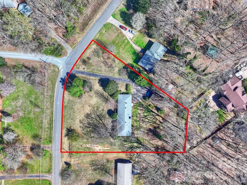 9436 Glen Brook Drive, Charlotte, NC 28215.  MLS# CAR4422159, YatesRealty ID 49389. Almost 1 acre lot! No HOA