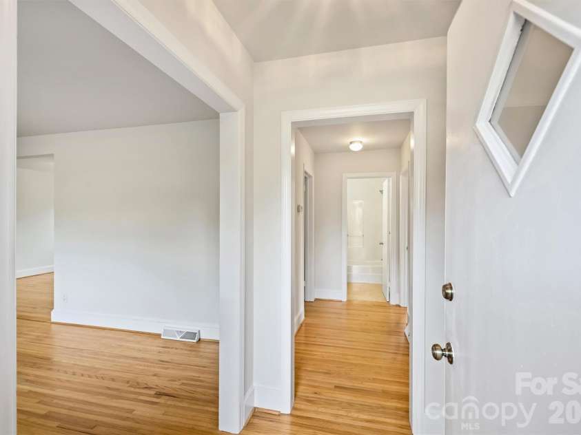 9436 Glen Brook Drive, Charlotte, NC 28215.  MLS# CAR4422159, YatesRealty ID 49389. Entry Hall