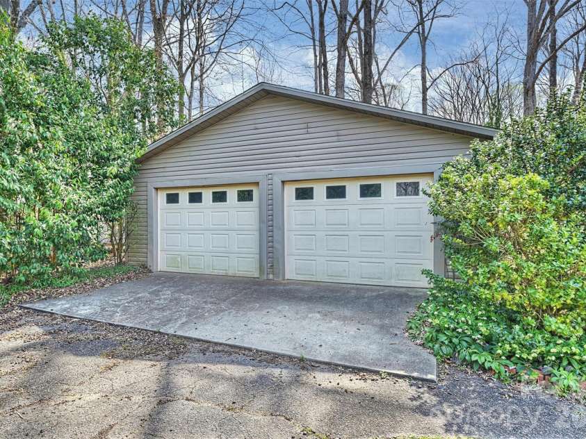 9436 Glen Brook Drive, Charlotte, NC 28215.  MLS# CAR4422159, YatesRealty ID 49389. Supersized 2+ car garage - 911 s.f.!!