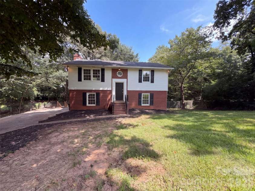 115 Redcoat Drive, Fort Mill, SC 29715.  MLS# CAR4422437, YatesRealty ID 49398. 