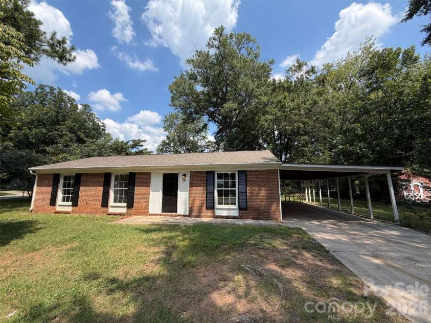 728 Milan Road, Charlotte, NC 28216.  MLS# CAR4422393, YatesRealty ID 49401. 
