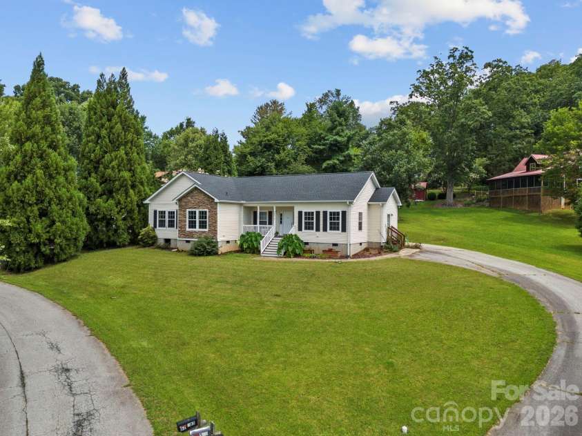 97 Meadowview Drive, Saluda, NC 28773.  MLS# CAR4422197, YatesRealty ID 49414. 