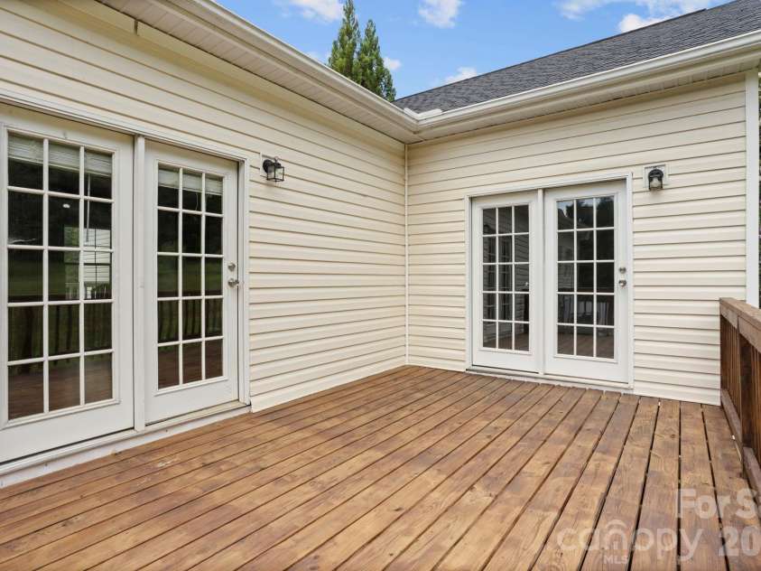 97 Meadowview Drive, Saluda, NC 28773.  MLS# CAR4422197, YatesRealty ID 49414. 