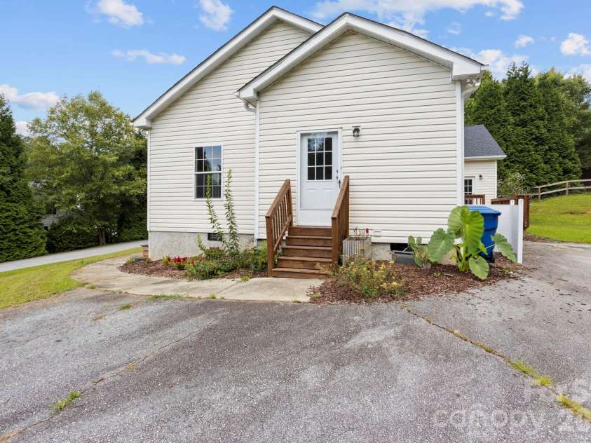 97 Meadowview Drive, Saluda, NC 28773.  MLS# CAR4422197, YatesRealty ID 49414. 