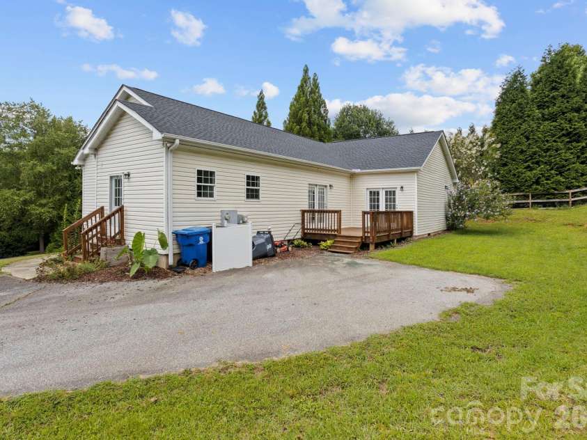 97 Meadowview Drive, Saluda, NC 28773.  MLS# CAR4422197, YatesRealty ID 49414. 
