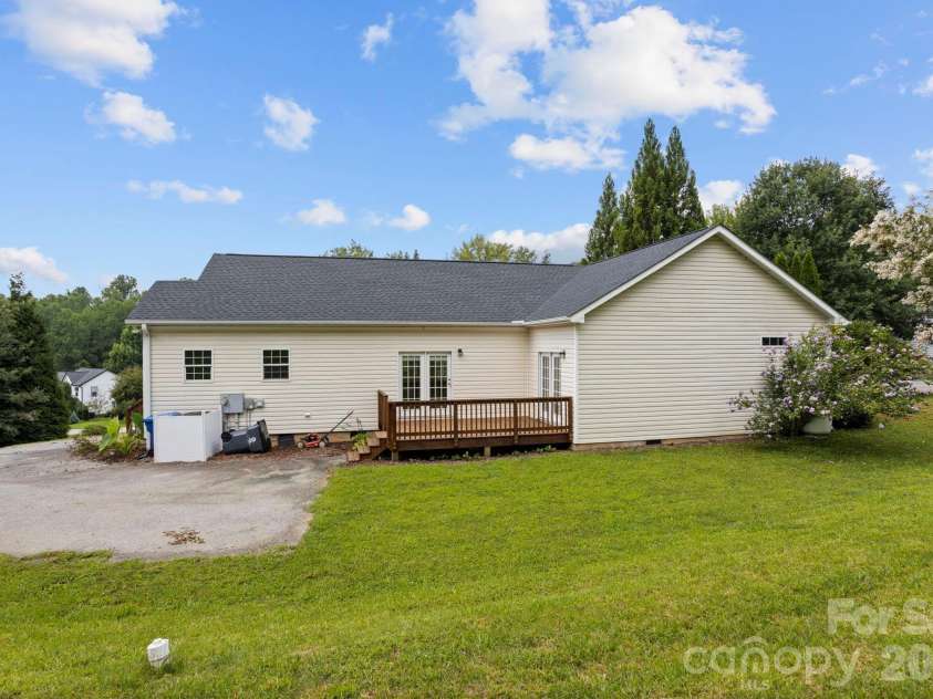 97 Meadowview Drive, Saluda, NC 28773.  MLS# CAR4422197, YatesRealty ID 49414. 