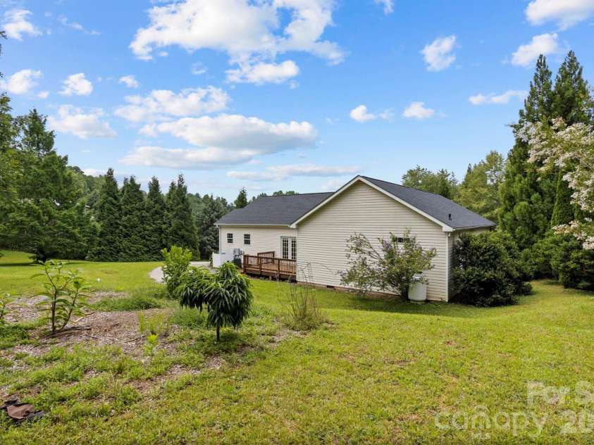 97 Meadowview Drive, Saluda, NC 28773.  MLS# CAR4422197, YatesRealty ID 49414. 