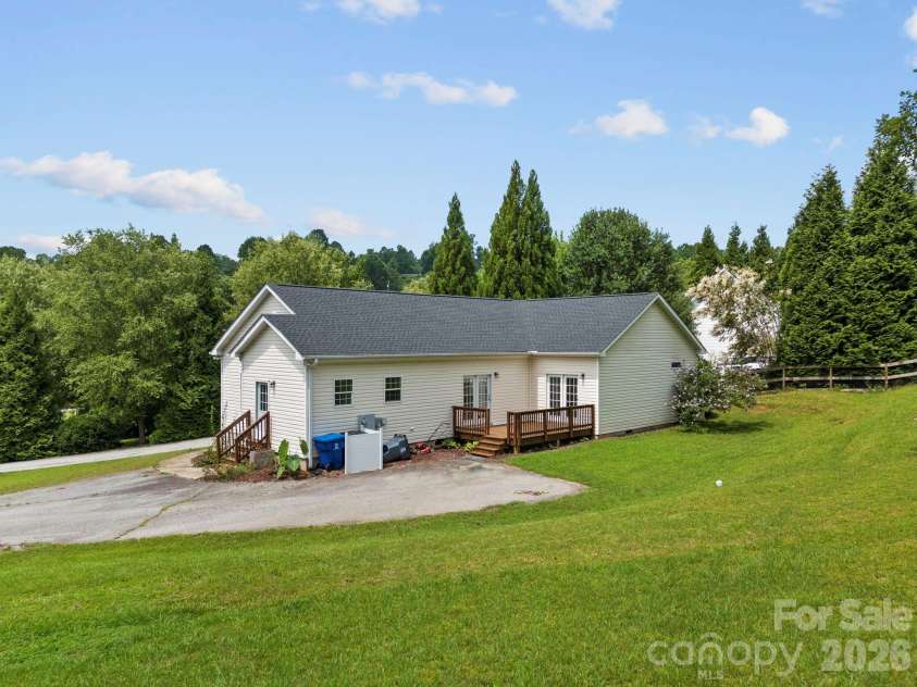 97 Meadowview Drive, Saluda, NC 28773.  MLS# CAR4422197, YatesRealty ID 49414. 
