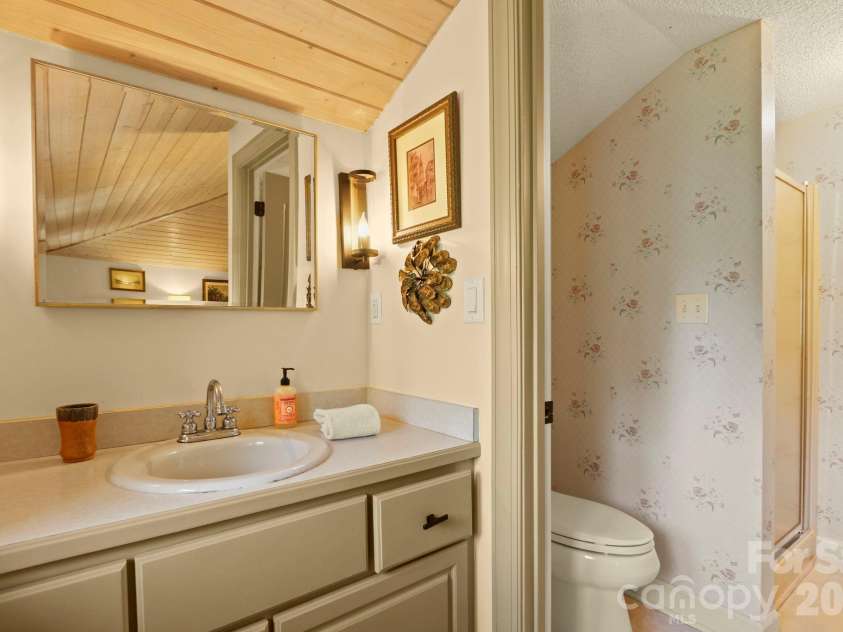 198 Little Harbour None, Vilas, NC 28692.  MLS# CAR4304013, YatesRealty ID 4942. Full bath off upper-level bonus room