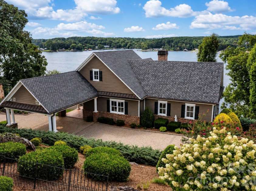 4023 8th Street Court, Hickory, NC 28601.  MLS# CAR4418532, YatesRealty ID 49426. 