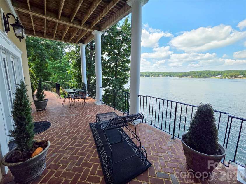 4023 8th Street Court, Hickory, NC 28601.  MLS# CAR4418532, YatesRealty ID 49426. 