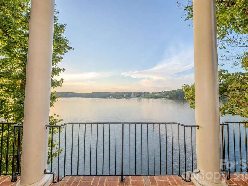 4023 8th Street Court, Hickory, NC 28601.  MLS# CAR4418532, YatesRealty ID 49426. 