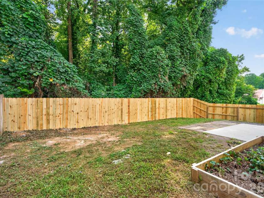 1428 Griers Grove Road, Charlotte, NC 28216.  MLS# CAR4422558, YatesRealty ID 49427. 