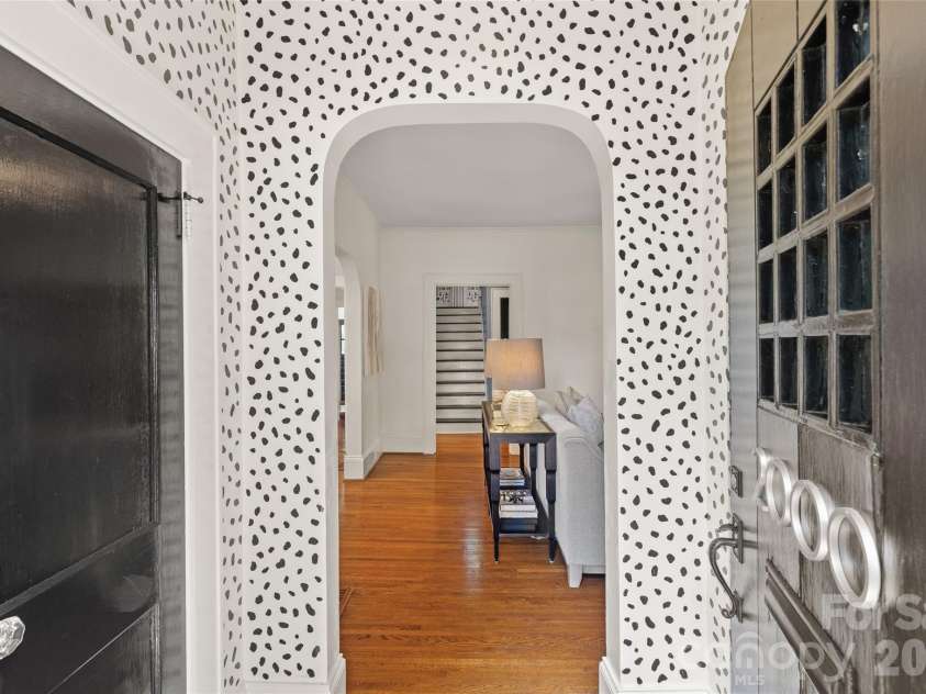 2000 Beverly Drive, Charlotte, NC 28207.  MLS# CAR4421271, YatesRealty ID 49430. 