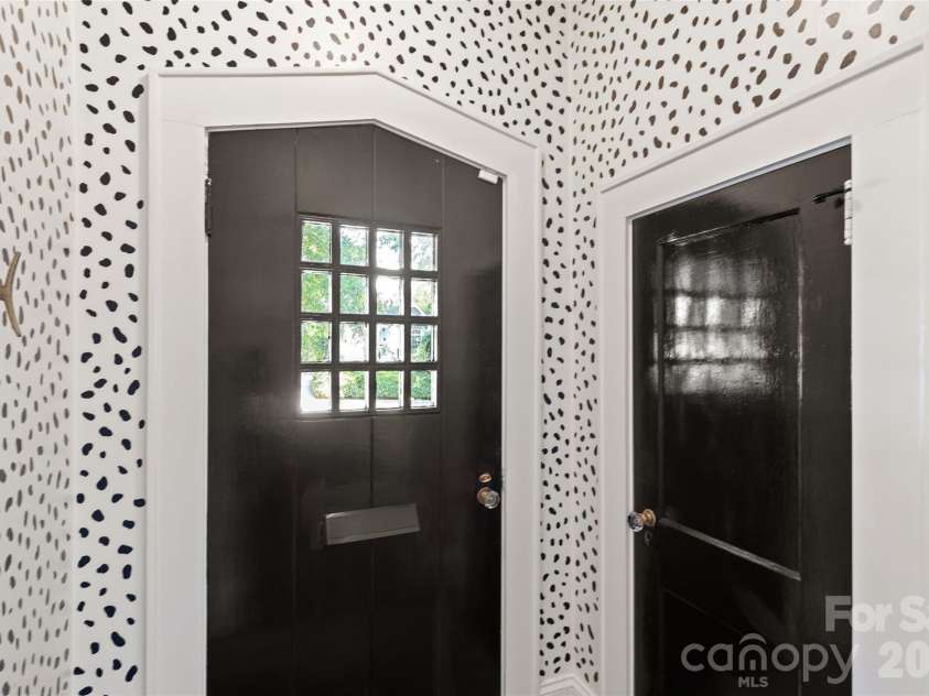 2000 Beverly Drive, Charlotte, NC 28207.  MLS# CAR4421271, YatesRealty ID 49430. 