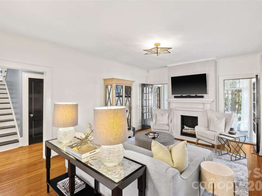 2000 Beverly Drive, Charlotte, NC 28207.  MLS# CAR4421271, YatesRealty ID 49430. 