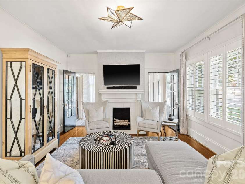 2000 Beverly Drive, Charlotte, NC 28207.  MLS# CAR4421271, YatesRealty ID 49430. 