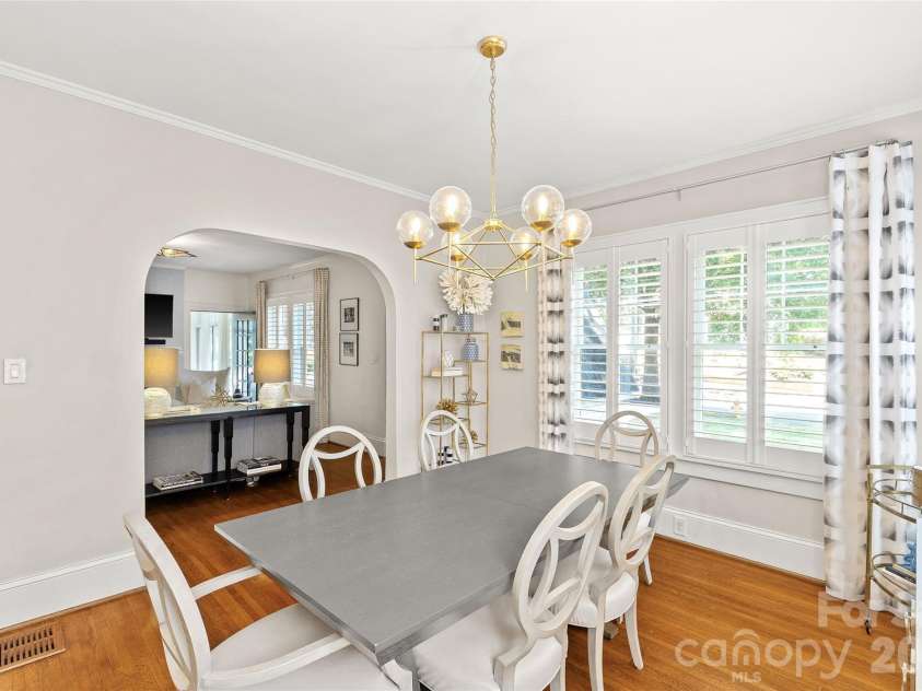 2000 Beverly Drive, Charlotte, NC 28207.  MLS# CAR4421271, YatesRealty ID 49430. 