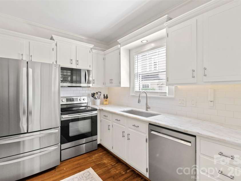 2000 Beverly Drive, Charlotte, NC 28207.  MLS# CAR4421271, YatesRealty ID 49430. 