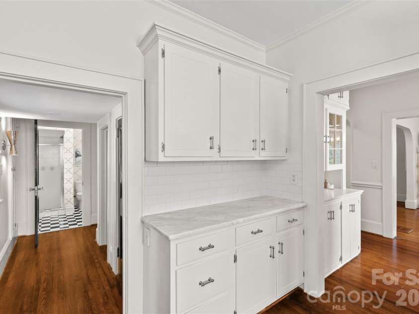 2000 Beverly Drive, Charlotte, NC 28207.  MLS# CAR4421271, YatesRealty ID 49430. 