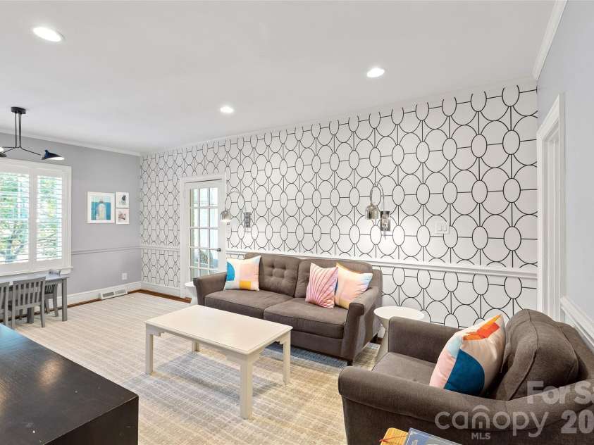 2000 Beverly Drive, Charlotte, NC 28207.  MLS# CAR4421271, YatesRealty ID 49430. 