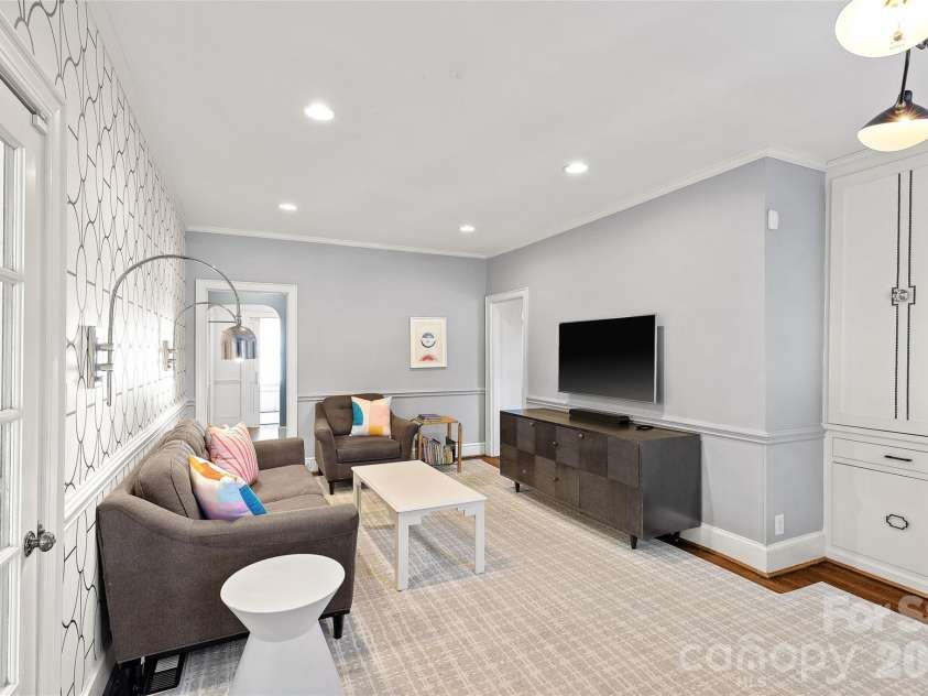 2000 Beverly Drive, Charlotte, NC 28207.  MLS# CAR4421271, YatesRealty ID 49430. 