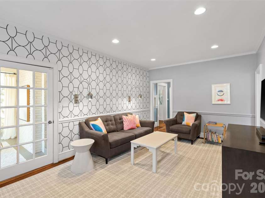 2000 Beverly Drive, Charlotte, NC 28207.  MLS# CAR4421271, YatesRealty ID 49430. 