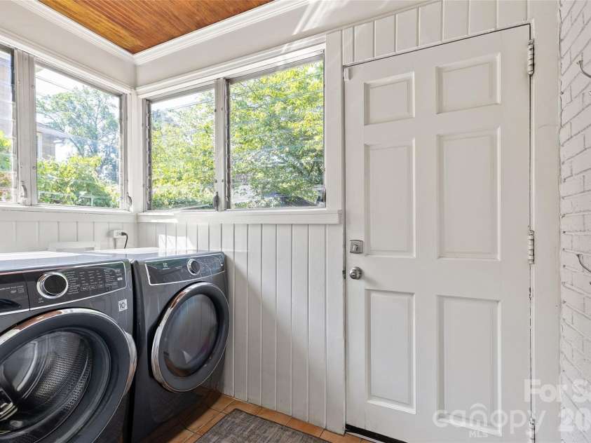 2000 Beverly Drive, Charlotte, NC 28207.  MLS# CAR4421271, YatesRealty ID 49430. 