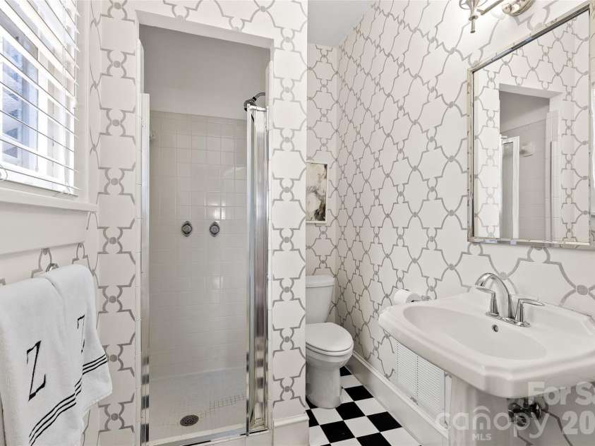 2000 Beverly Drive, Charlotte, NC 28207.  MLS# CAR4421271, YatesRealty ID 49430. 