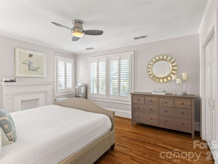 2000 Beverly Drive, Charlotte, NC 28207.  MLS# CAR4421271, YatesRealty ID 49430. 