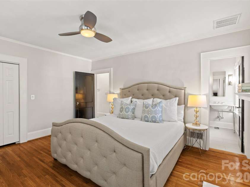 2000 Beverly Drive, Charlotte, NC 28207.  MLS# CAR4421271, YatesRealty ID 49430. 