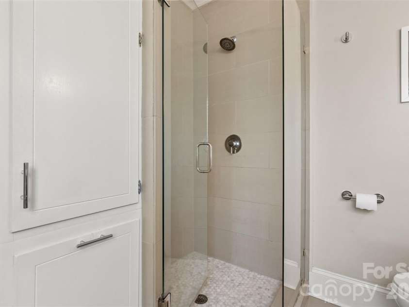2000 Beverly Drive, Charlotte, NC 28207.  MLS# CAR4421271, YatesRealty ID 49430. 